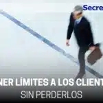Persona caminando con maletín representando cómo poner límites a los clientes sin perderlos